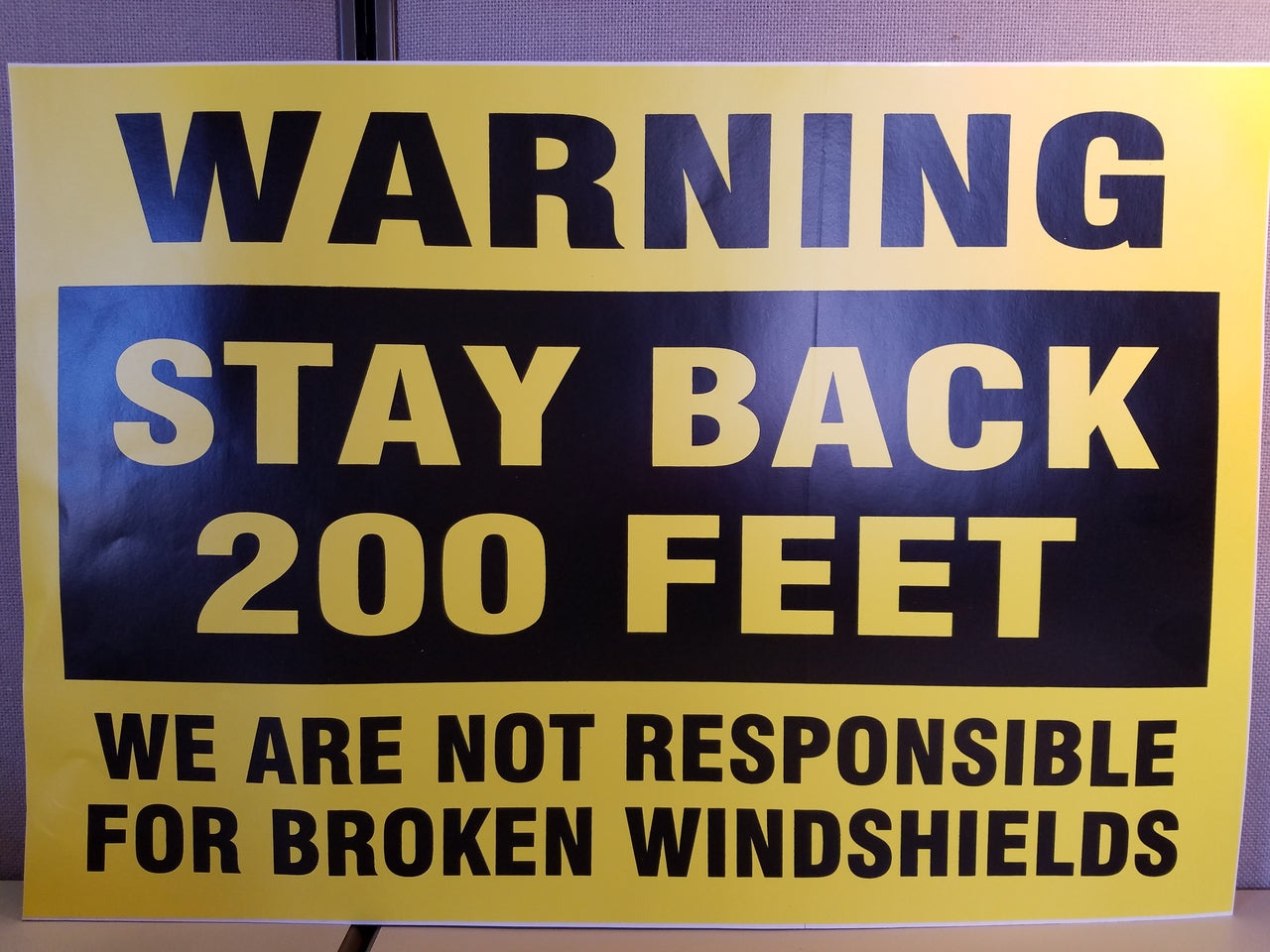 LA Sign Inc., Warning Stay Back 200 Feet - We Are Not Responsible For Windshield Damage Autocollant